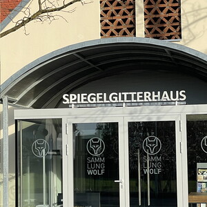 Eingangssituation des fertiggestellten 'Spiegelgitterhaus Gleisdorf', das vom KULTUM aus betreut wird. 