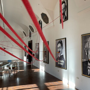 Zenita Komad: Installationsansicht 'Friedensb?ro', 2024, Ausstellungsansicht: Zenita Komad: Nie wieder Krieg! KULTUMUSEUM Graz, 3.2.?26.5.2024, Kurator Johannes Rauchenberger