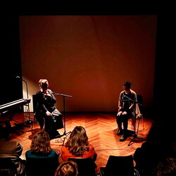 KLANG und KLAGE. Benefizkonzert f?r die UkraineInstitut f?r Slawistik in Kooperation mit KULTUMLAMENTATIONEN: Stimmperformancemit Hilde Kappes und Anna Petzer (Berlin)HERSTORY: Lesung mit Sofia Andruchowytsch (Kyjiw)ZHI ZHI NI NI: Audiovisuel
