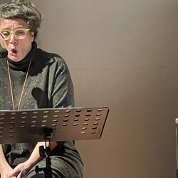 BREAK EDEN. Ges?nge von Sirenen. H?RSPIEL, KULTUM, 1. Dezember 2023  Text, Lesung: Lisa Spalt Komposition: Clemens Gadenst?tter  Interpret*innen: Anna Claire Hauf | Stimme Ernst Surberg |  Keyboards  Foto: KULTUM/J. Rauchenberger