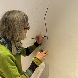 Aufbau der Ausstellung: 'SISTERS OF THE LABYRINTH' von Renate Kordon und Tamara Friebel, KULTUM Graz, 2.-23.März 2024  Foto: KULTUM/Johannes Rauchenberger