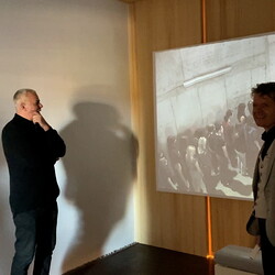 Zlatko Kopljar führte mit Kurator Johannes Rauchenberger durch die Ausstellung 'AUSLÖSCHUNG', 23.11.2024