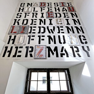 Michael Endlicher, HERZMARY, 2024, Wandinstallation, Sprühlack, 12 Buchstabenbilder (Sprühlack, Acryl auf Leinwand), ca. 370x327 cm, Ausstellungsansicht: Michael Endlicher: ZEICHEN SPRACHE IRONIE, KULTUM Graz, 11. Mai bis 13. Juli 2024
