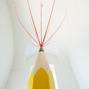 Zenita Komad, Friedensbaum, 2023, Objekt Bleistift 130 x 20 cm, in Installation mit Schnüren Größe variabel, Ausstellungsansicht: Zenita Komad: Nie wieder Krieg! KULTUMUSEUM Graz, 3.2.–26.5.2024, Kuratiert von Johannes Rauchenberger