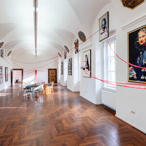 Zenita Komad,Friedensbüro und Friedenstisch, 2024, 20, Portraits, Seile, Gipsabdrücke, Bücher, Holz, Ausstellungsansicht: Zenita Komad: Nie wieder Krieg! KULTUMUSEUM Graz, 3.2.–26.5.2024, Kurator: Johannes Rauchenberger