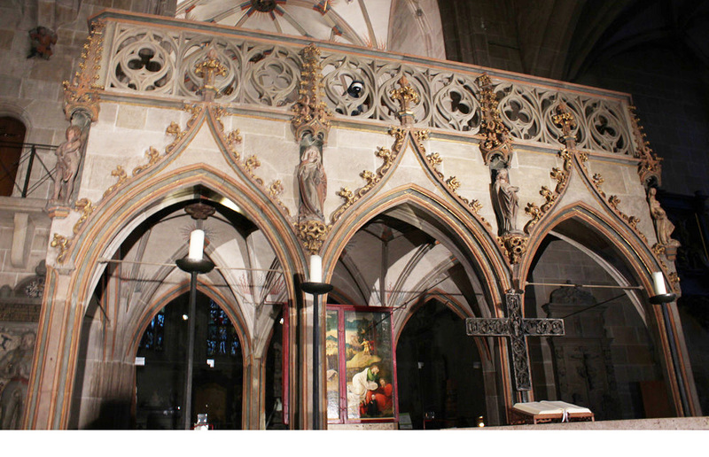 Stiftskirche zu St. Georg in Tübingen: Blick entlang der Mittelachse des Kirchenschiffs nach Osten zum gotischen Lettner, unter dem der Altar steht, und zum Chorraum.
© Roman Eisele / Wikimedia Commons