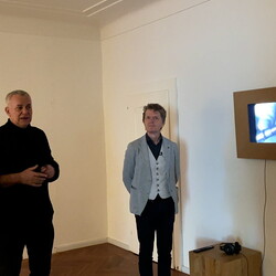 Zlatko Kopljar führte mit Kurator Johannes Rauchenberger durch die Ausstellung 'AUSLÖSCHUNG', 23.11.2024