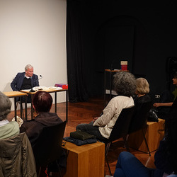 Lesung am 8. Mai 2026 mit Peter Waterhouse aus seinem neuen Werk Z Ypsilon X, mit einleitenden Worten von Johannes Rauchenberger und Edith Draxl. Gespräch und Moderation Paul Jandl.