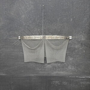 Anneliese Schrenk: Parallelwand, 2018, 330x750x16cm7 Frottagen/2007-2018, Metallobjekte/8 Haken 8 L?cher 8 B?gen/Schlachthausfreundmetallgeflecht (BH)/Kandare, Leder/Aussto?haut auf Keilrahmen/Interne Codes, Unfallautoscheibe/Jaguar/gr?n, Steinstab 