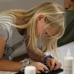 Paradieswerkstatt Malworkshop in der Ausstellung 'Innergärten und Trotzdemblüten' von Alois Neuhold Foto: KULTUM/Andrea Hopper
