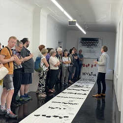 Lange Nacht der Kirchen 2024_'Nie wieder Krieg!'_Zenita Komad_Kuratorenführung. Foto: KULTUM