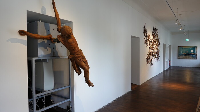 Manfred Erjautz * 1966 in Graz (AT), lebt in Wien (AT) Your Own Personal Jesus, 2012?16, Durch das Funksignal (DCF 77) des Langwellensenders in Mainflingen gesteuerte Turmuhr mit schleichender Sekunde; Christus-Corp