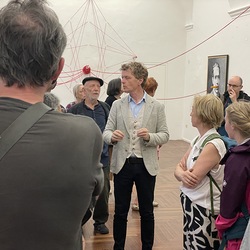 Lange Nacht der Kirchen 2024_'Nie wieder Krieg!'_Zenita Komad_Kuratorenführung. Foto: KULTUM