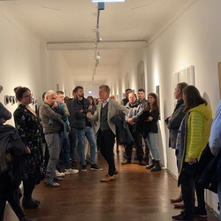 Führung mit Kurator Johannes Rauchenberger durch die Ausstellung 'Auslöschung' von Zlatko Kopljar