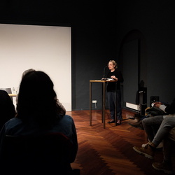 Mit einem Bein steht dieser Dichter in Argentinien, mit dem anderen erreicht er den Abend. Was Fedor Pellmann, der unter Supermarktjunkies, sp?ten Fischreihern und Ausfahrern in Buenos Aires abwartende Dichter aus M?nchen, in seinem Gedichtband ?Nur 