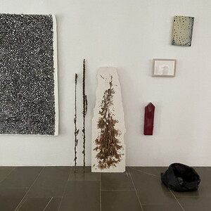 Wilhelm Scheruebl Lichtentzug, 2023 ??????? Zeichnung, 2000, 32x24 cm ??????? Struktur, 2014, ?l auf Holz, 37x27 cm ??????? Haus, 2019, Lackschichten auf Holz, 50x13 cm ??????? Lunge, 2019, Gips, 144x46 cm ??????? Struktur, 2004, Tusche auf Leinwand