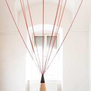 Zenita Komad, Friedensbaum, 2023, Objekt Bleistift 130 x 20 cm, in Installation mit Schnüren Größe variabel, Ausstellungsansicht: Zenita Komad: Nie wieder Krieg! KULTUMUSEUM Graz, 3.2.–26.5.2024, Kuratiert von Johannes Rauchenberger