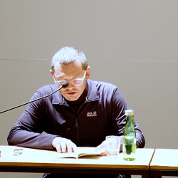 Doppelte Gäste: Thomas Ballhausen und Ferdinand Schmatz – 500 mg Orpheus Forte. | 17. November 2023 | Einführung: Barbara Rauchenberger  | Moderation des Gesprächs: Helwig Brunner. Foto: J. Rauchenberger