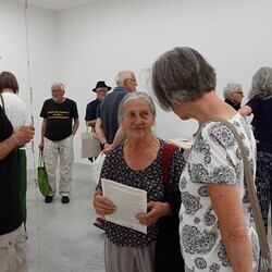                                 Er?ffnung der Sommer-Ausstellung im Spiegelgitterhaus Gleisdorf am 20. Juni 2025:  'round and round she goes  and where she stops nobody knows'Eine Ausstellung ?ber die ZEIT, kuratiert von zweintopf Mit Werken von M