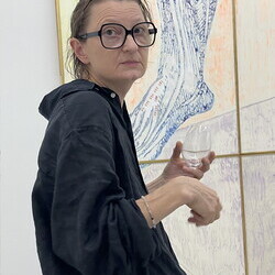 Künstler*innengespräch: Anneliese Schrenk und Michael Kienzer im Gespräch mit Kurator Johannes Rauchenberger in der Ausstellung: 'Was tun Skulpturen ohne Aufsicht?', 8.8.2026, Spiegelgitterhaus Gleisdorf, Hochsommer.art