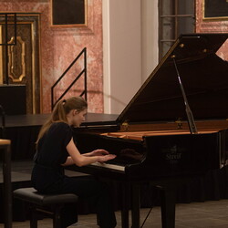 Im Bann (s)einer großen Erzählung: Josef Fink (1941–1999)Eröffnung im Minoritensaal, 28. Februar 2025Mit Johannes Rauchenberger, Elisabeth Koller (Kuratoren)Generalvika Erich Linhardt, Walter Prügger, Leiter des Ressorts 'Bildung, Kunst und Kultu