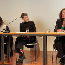 LITERATUR HOTEL: Luljeta Lleshanaku und Andrea Grill: DIE STADT DER ÄPFELKULTUM, 25. April 2022
