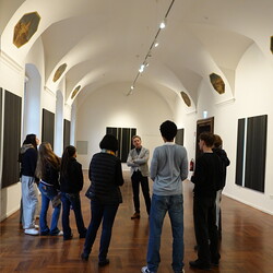 Ausstellungsführung Schulgruppe durch die Ausstellung 'Auslöschung' von Zlatko Kopljar durch Johannes Rauchenberger, Jänner 2025
