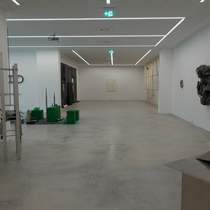                                 Michael Kienzer & Anneliese Schrenk: 'Was tun Skulpturen ohne Aufsicht?', KULTUMUSEUM im Spiegelgitterhaus Gleisdorf, 22. Mai bis 31. August 2026Kurator: J. Rauchenberger