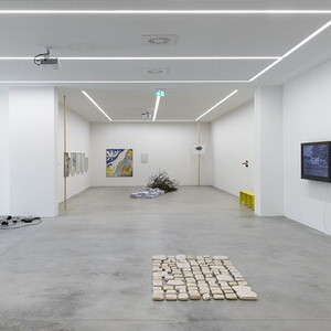 round and round she goes and where she stops nobody knows: Eine Ausstellung über die ZEIT, kuratiert von zweintopfKULTUMUSEUM im Spiegelgitterhaus Gleisdorf, 20.6. bis 5.10.2025Mit Werken von Manfred Erjautz, Richard Frankenberger, Sonja Gangl, S