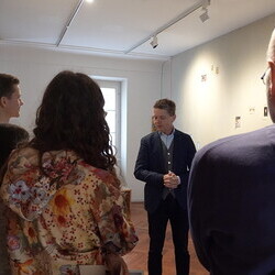 Führung mit Kurator Johannes Rauchenberger und Studierendenvertretungen der Theologiestudierenden aus Wien und Graz durch die Ausstellung 'Gott hat kein Museum' am Samstag, 22.11.2025