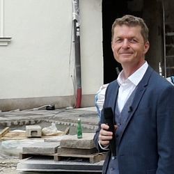 Gastkuratorin Katrin Bucher Trantow und Kurator Johannes Rauchenberger führen in die Ausstellung ein. 