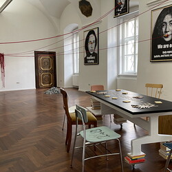 Aufbau der Ausstellung: Zenita Komad: NIE WIEDER KRIEG!KULTUM MUSEUM Graz, J?nner 2024Foto: KULTUM/Aufbauteam