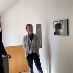 Zlatko Kopljar führte mit Kurator Johannes Rauchenberger durch die Ausstellung 'AUSLÖSCHUNG', 23.11.2024