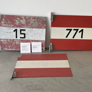 Hartmut Skerbisch (1945?2009)3 Fahnen am Rastplatz K.U.L.M., 2004verschiedene Ma?e cmAlu-Fahnenstangen, Alu-Fahnen, Seilzug, Lackfarbepermanente Installation vor dem Spiegelgitterhaus GleisdorfKULTUMUSEUM Graz, Sammlung Wolf WN: 98001