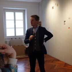 Führung mit Kurator Johannes Rauchenberger und Studierendenvertretungen der Theologiestudierenden aus Wien und Graz durch die Ausstellung 'Gott hat kein Museum' am Samstag, 22.11.2025