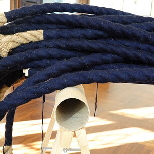                                 Daniel Amin Zaman, * 1976 in Salzburg (AT), lebt und arbeitet in Wien (AT),  Atempause (Detail), 2021, Installation: Juteseile, Wolle, Holzklappb?cke, Kartonr?hren, Sound,  KULTUMUSEUM Graz, aus: EINATMEN ? AUSATMEN (2