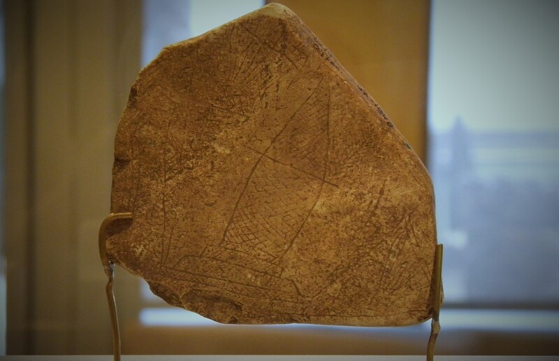 Wikimedia Commons Feldstein aus Jotapata, mit der Aufschrift eines jüdischen Verteidigers/Aufständischen „Ich werde (bzw. wir werden) im Monat Juli sterben.“