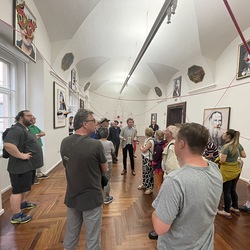 Lange Nacht der Kirchen 2024_'Nie wieder Krieg!'_Zenita Komad_Kuratorenführung. Foto: KULTUM