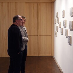                                 Kurator Johannes Rauchenberger mit Adrian Paci in der Ausstellung 'Gott hat kein Museum' am 19.3.2026