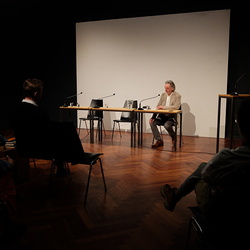 Mit einem Bein steht dieser Dichter in Argentinien, mit dem anderen erreicht er den Abend. Was Fedor Pellmann, der unter Supermarktjunkies, sp?ten Fischreihern und Ausfahrern in Buenos Aires abwartende Dichter aus M?nchen, in seinem Gedichtband ?Nur 