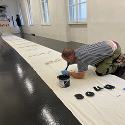 Aufbau der Ausstellung: Zenita Komad: NIE WIEDER KRIEG!KULTUM MUSEUM Graz, J?nner 2024Foto: KULTUM/Aufbauteam