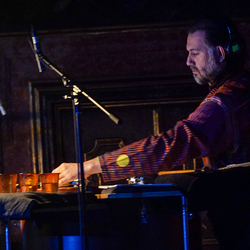 Abschluss der 4. Blumenbergtage am 14.3.26 im Minoritensaal mit einem Live-Hörspiel inszeniert von büro lunaire, nach einem Text von Stefan Schmitzer, mit Kompositionen von A. Bauer, T. Urban, F. Kindlinger, G. T. Pérez, R. Schinwald. Tontechnik B. A