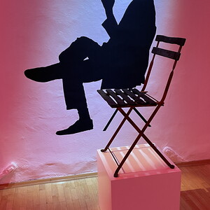 Henry Jesionka Photo Graph, 2023,  1,85m x 1,2m  x 0,6 m Schwarze 3.0 Farbe auf wei?er Wand Stuhl aus gebranntem und oxidiertem Holz und Stahl  Foto: Jesionka