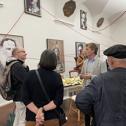 Lange Nacht der Kirchen 2024_'Nie wieder Krieg!'_Zenita Komad_Kuratorenführung. Foto: KULTUM