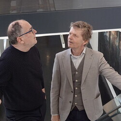                                 Kurator Johannes Rauchenberger mit Adrian Paci in der Ausstellung 'Gott hat kein Museum' am 19.3.2026