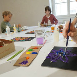 Paradieswerkstatt Malworkshop in der Ausstellung 'Innergärten und Trotzdemblüten' von Alois Neuhold Foto: KULTUM/Andrea Hopper