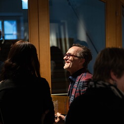 Im Bann (s)einer großen Erzählung: Josef Fink (1941–1999)Eröffnung im Minoritensaal, 28. Februar 2025Mit Johannes Rauchenberger, Elisabeth Koller (Kuratoren)Generalvika Erich Linhardt, Walter Prügger, Leiter des Ressorts 'Bildung, Kunst und Kultu