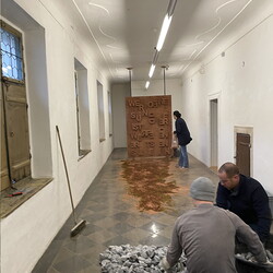 Aufbau der Ausstellung: Zenita Komad: NIE WIEDER KRIEG!KULTUM MUSEUM Graz, J?nner 2024Foto: KULTUM/Aufbauteam