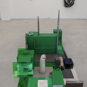 Michael Kienzer: „Melted into the surroundings Vol. 12“ 2023,  verschiedene Materialien, Courtesy des Künstlers  aus: Michael Kienzer & Anneliese Schrenk: 'Was tun Skulpturen ohne Aufsicht?', KULTUMUSEUM im Spiegelgitterhaus Gleisdorf, 22. Mai bis 31