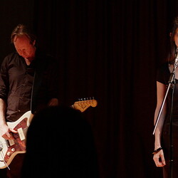 DIE H?HLENK?RPEREin poetisches Konzert mit Laure Gauthier (Text)& Olivier Mellano (Musik)Freitag, 28. April 2023, 19 UhrKULTUM [Im Cubus], Ein Abend in Kooperation mit der Kulturvermittlung Steiermark und der Literaturzeitschriftmanuskripte.Fo